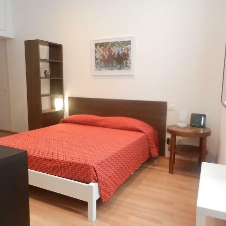 Central Guesthouse Специя Экстерьер фото